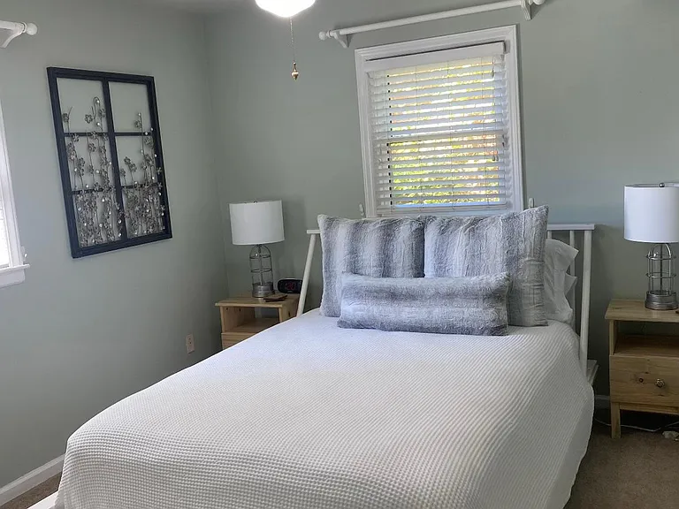 1830 Queens Way — Photo 31