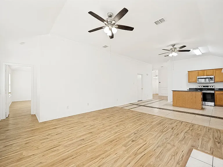 202 Trenton Dr — Photo 10