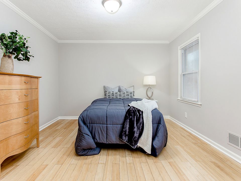 Room 4. Double bed, closet, dresser, nightstand, lamp.