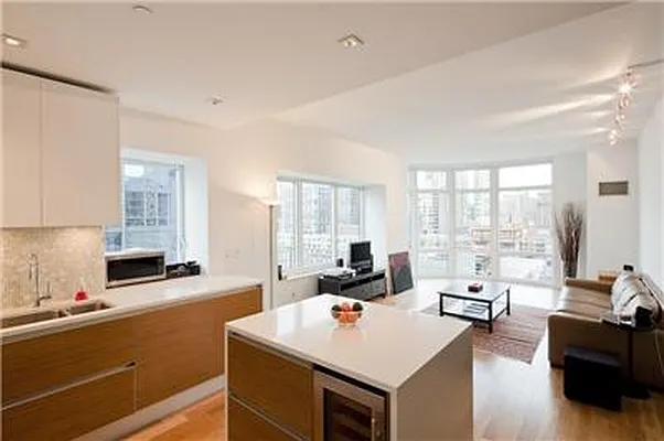 Sold by Siderow Residential Group | media 2