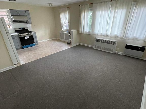 spacious and bright living room/dining area/kitchen