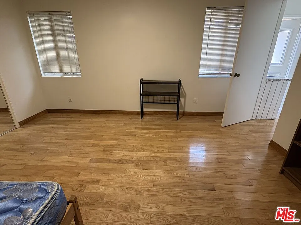 1 bed, 1.0 bath, 350 sqft, $1,050 — Photo 2