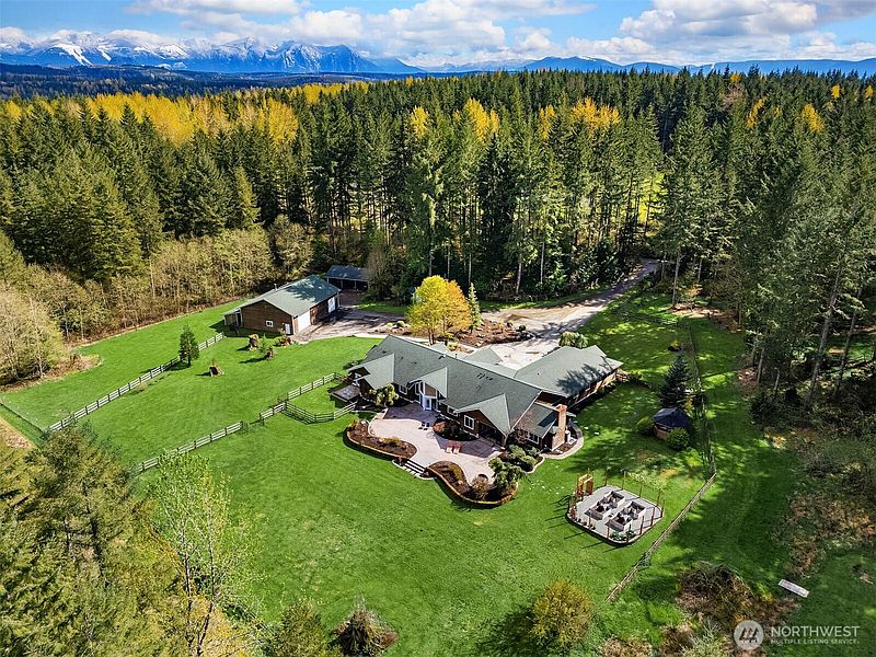 3rd image of 7828 Tolt Highlands Road NE