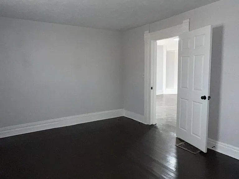305 N Pershing Dr — Photo 2