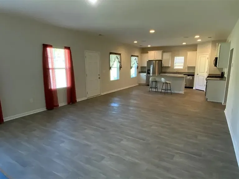 1044 Fairfield Dr — Photo 3