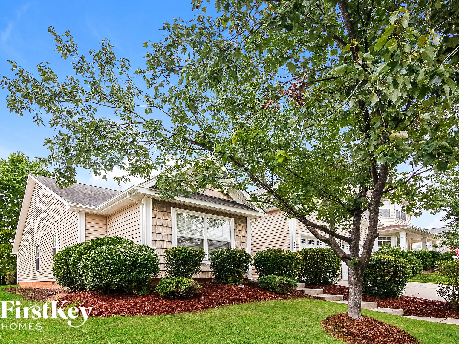 3 bed, 2.0 bath, 1919 sqft, $2,405 — Photo 2