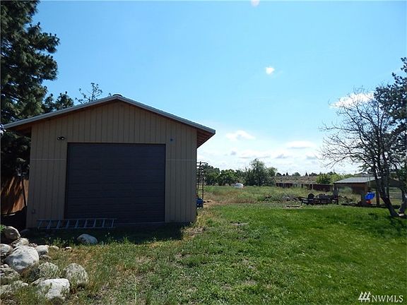 3rd image of 3905 W Lakeshore Dr