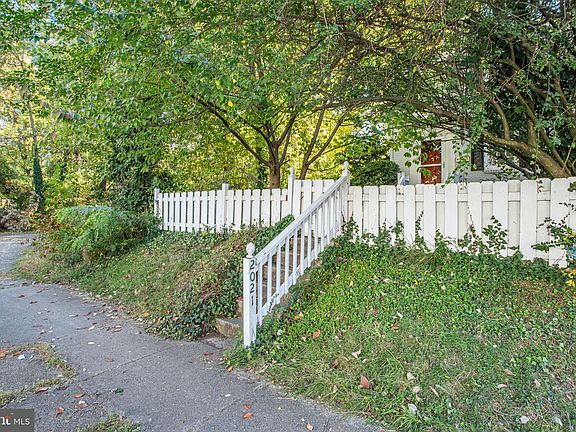 2nd image of 2021 Arlington Ter