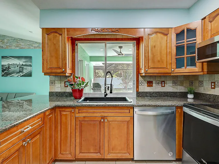 238 SW Grove Ave — Photo 12