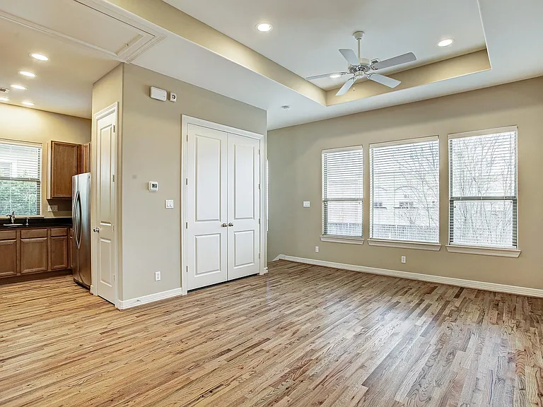 3824 Centerplaza Dr — Photo 4
