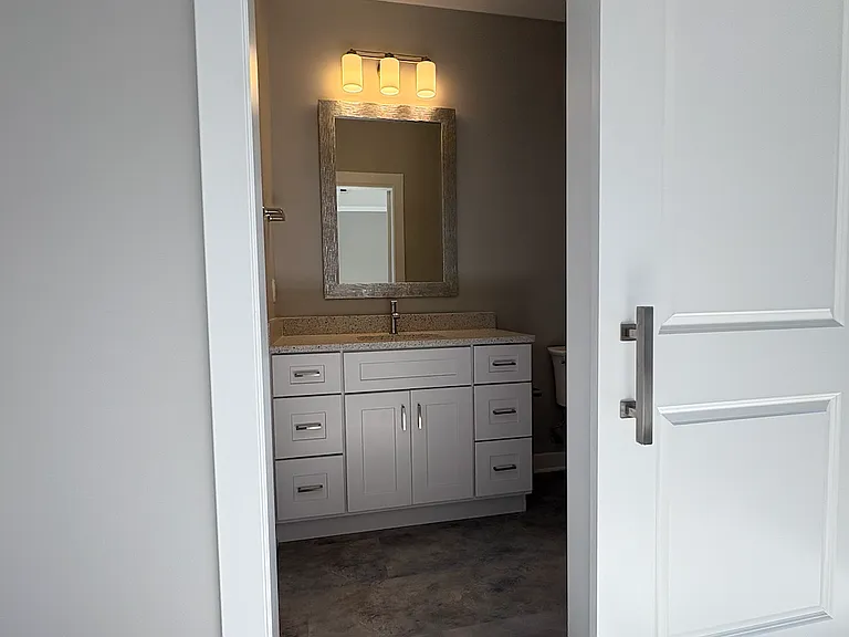 715 Braun St — Photo 12