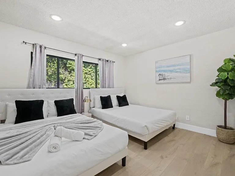 2617 S Beverly Dr — Photo 55