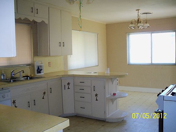 kitchen & breakfast nook