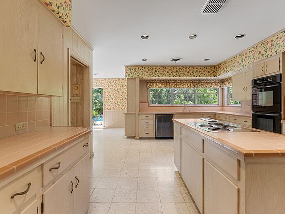 5th image of 2310 Oak Dr