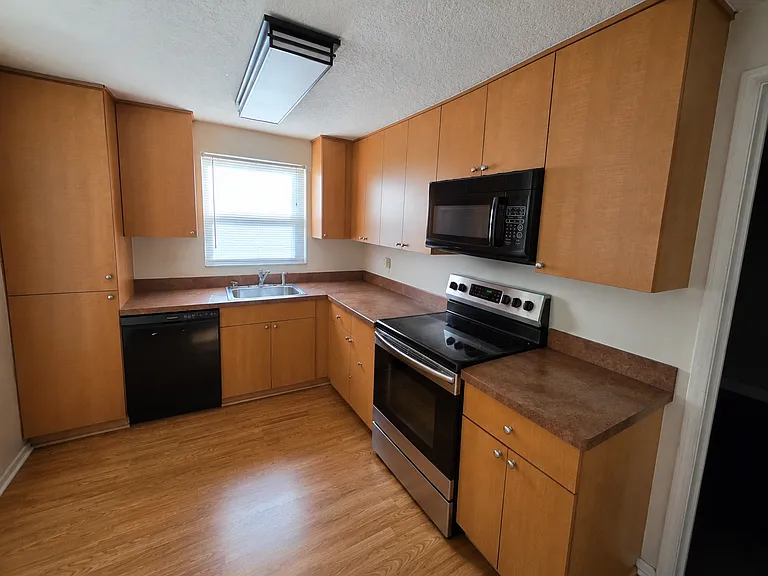 3028 Fairmount Dr — Photo 2