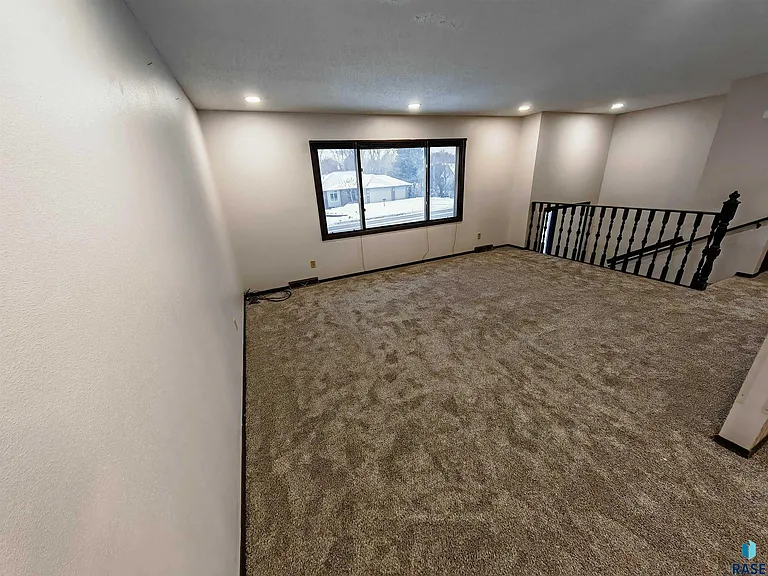 4504 S Cliff Ave — Photo 4