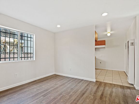 4th image of 820 W 79th St #B