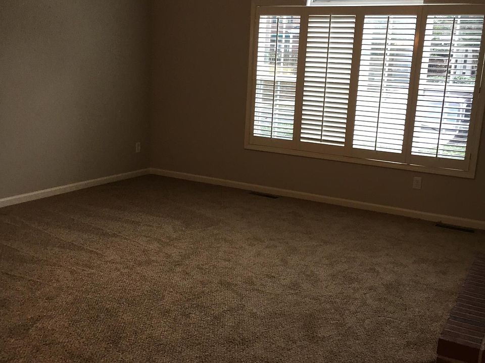 2nd image of 2075 Pine Tree Dr