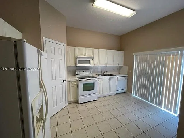 2424 SE 19th Ct #2424 — Photo 4