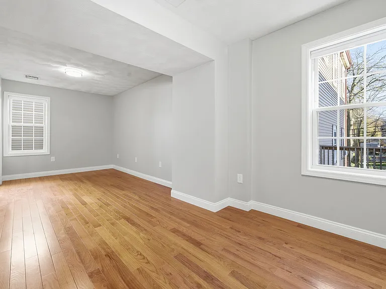 25 Sutton St #25 — Photo 7