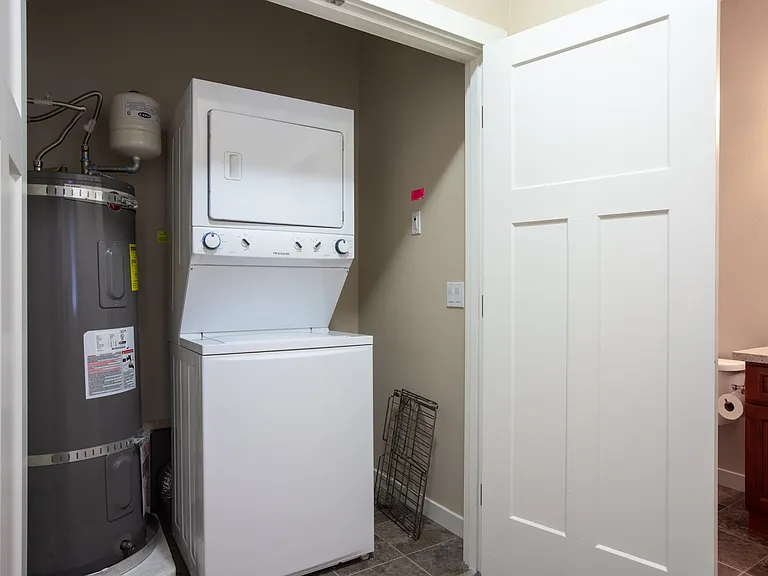 1643 Burnside Pl #C — Photo 25