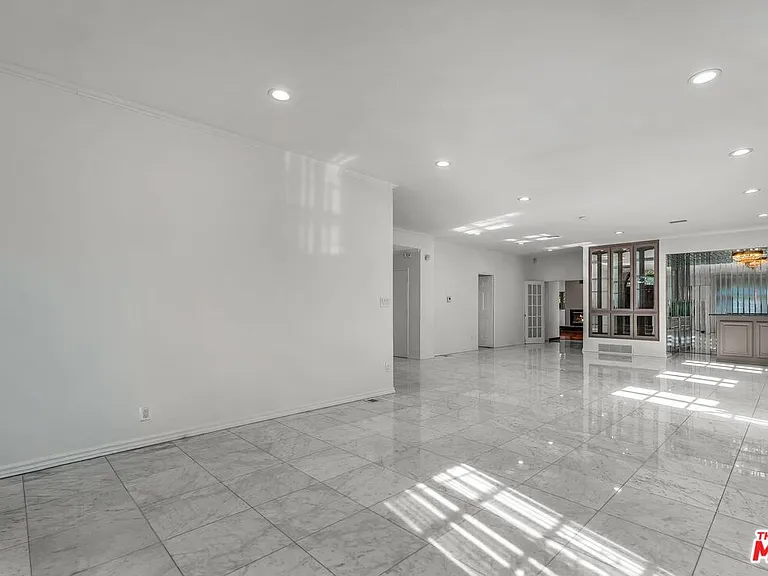 10810 Rochester Ave — Photo 34