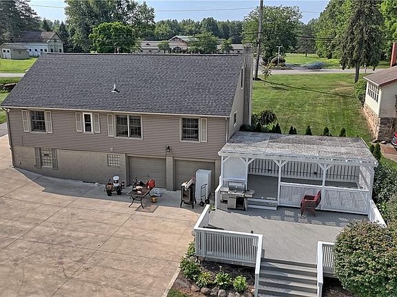 4th image of 32618 Detroit Rd