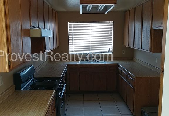 5th image of 16263 Jasmine St