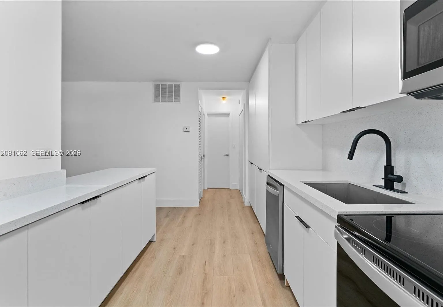 Twin Towers Condo — Photo 4