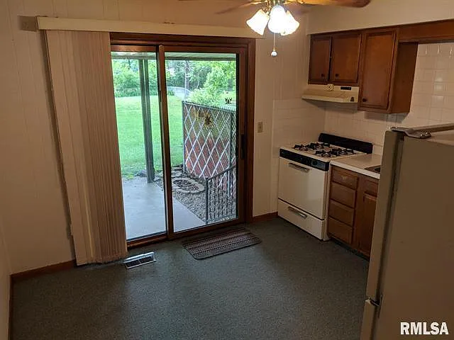 2419 Delaware Dr — Photo 4
