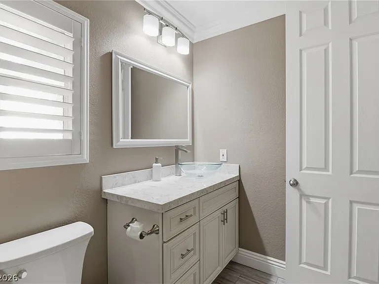 300 E Lacy Ln — Photo 70