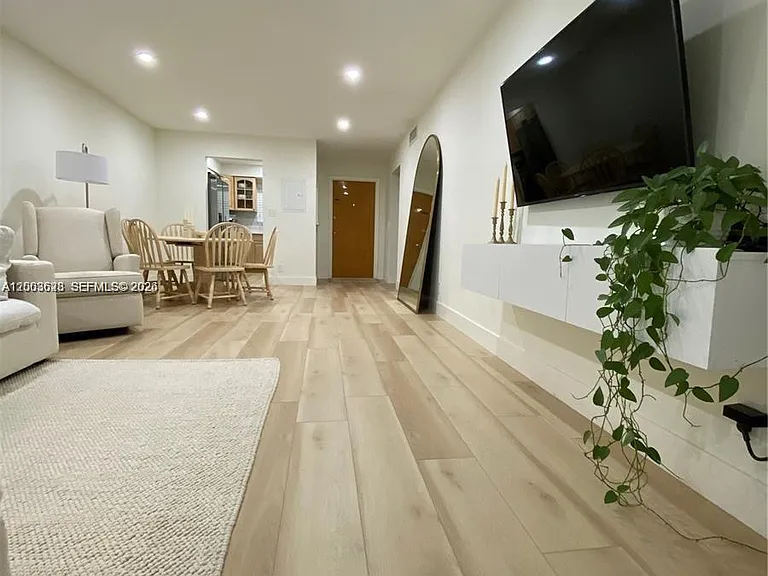 1200 Tallwood Ave #302 — Photo 4