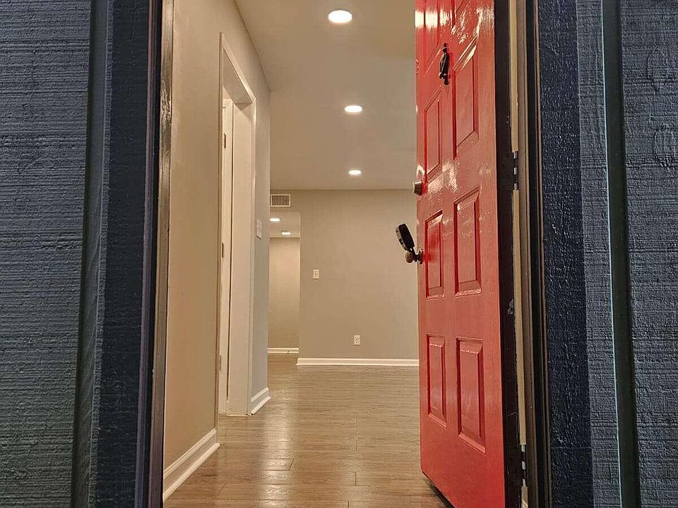 1st image of 302 River Run Dr