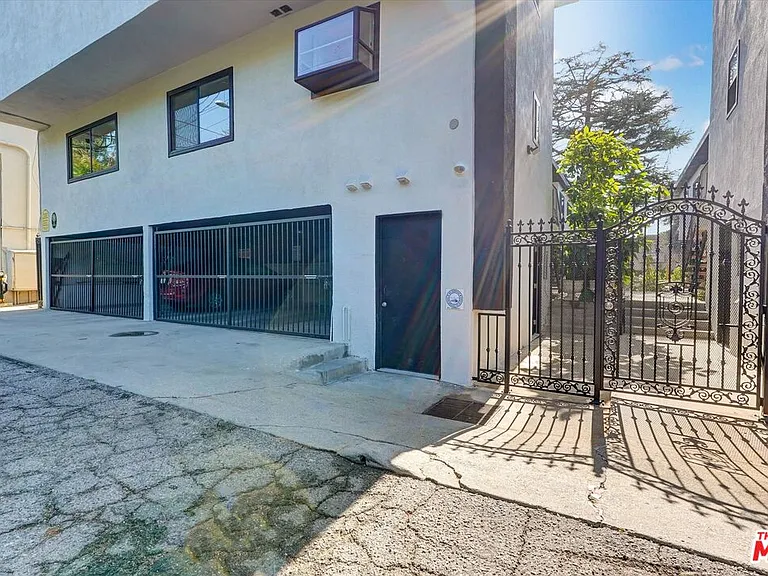 5726 Woodman Ave #2 — Photo 32