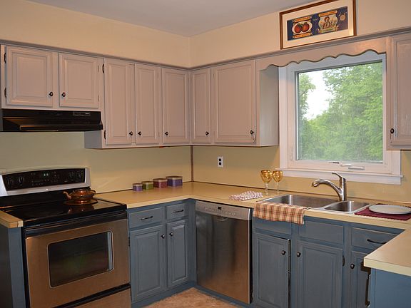 4th image of 1010 Wheatland Dr