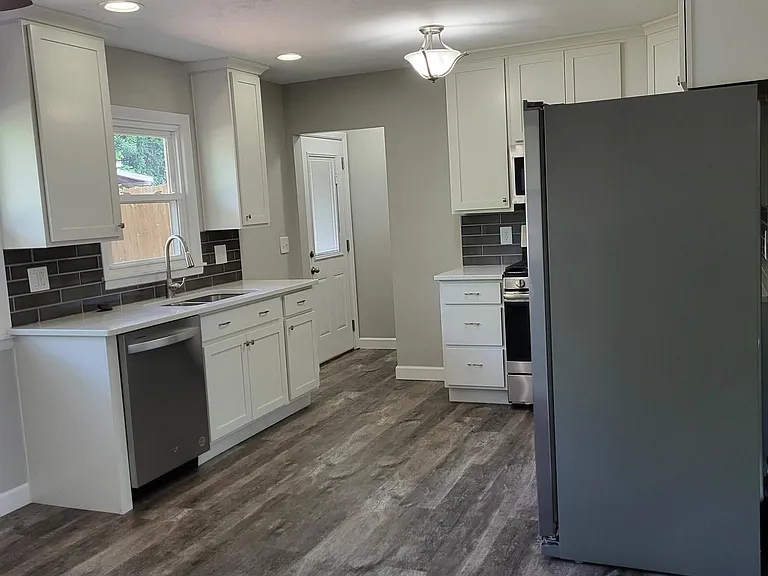 1324 Hillside Dr — Photo 5