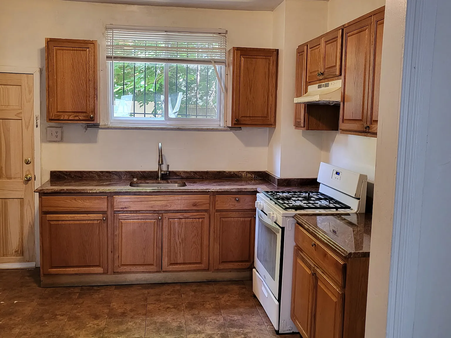 3 bed, 1068 sqft, $1,600 — Photo 2