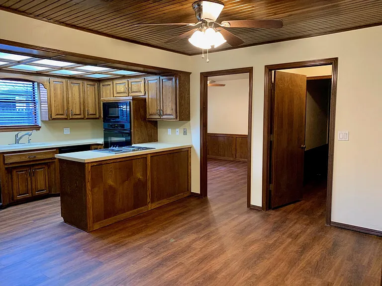 1419 Pickford Ln — Photo 8
