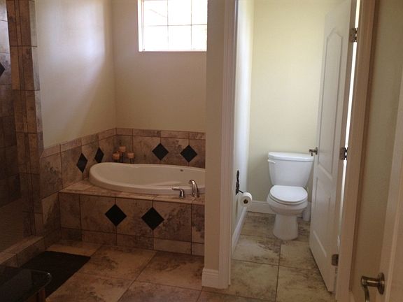3rd image of 667 SW Bellflower Dr