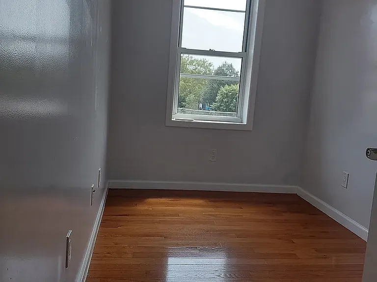 131 Eldert St #3F — Photo 4