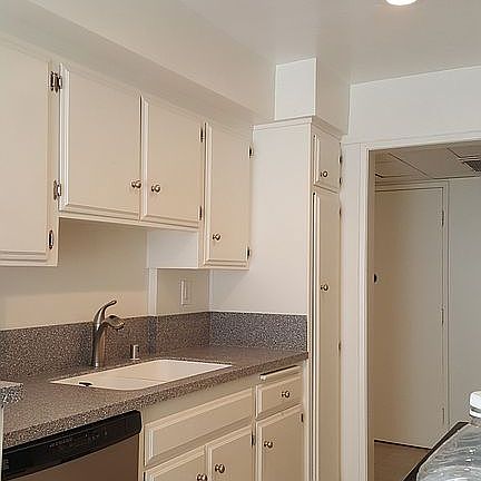 5th image of 5343 Yarmouth Ave Unit 202