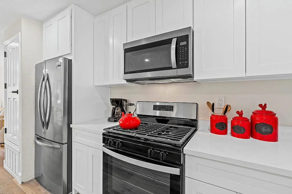 2 bed, 2.0 bath, 850 sqft, $3,000 — Photo 4