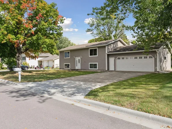 571 N Park Ave, Le Center, MN 56057