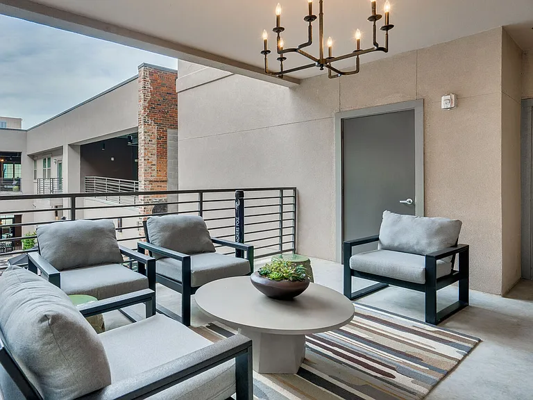 z-052626-Bottle House on Main — Photo 6