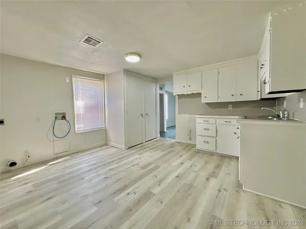 610 N Grant Ave W, Sand Springs, OK 74063