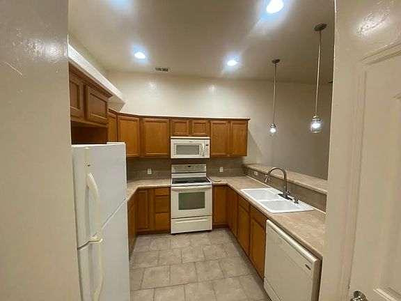 4th image of 578 Belhaven Way