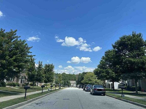 Exterior Neighborhood (street photo)