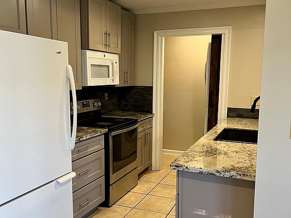 3rd image of 15718 Riverdale Ave E