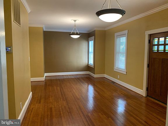 4th image of 540 Great Falls St