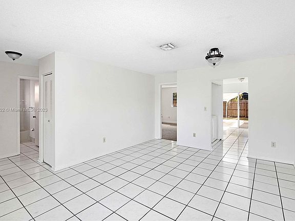 5th image of 611 SW 115th Ave